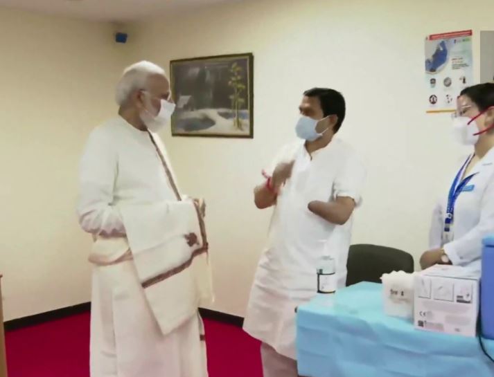 PM Modi interacts with health workers at the vaccination site at RML Hospital