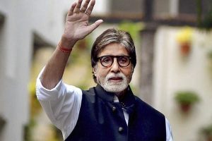 On 79th birthday, Amitabh Bachchan greets fans outside Jalsa (VIDEO)