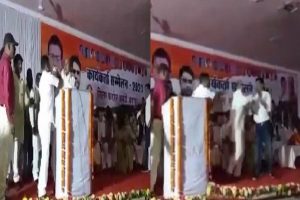Congress leaders, workers gets into brawl at party workers conference in Chhattisgarh (VIDEO)