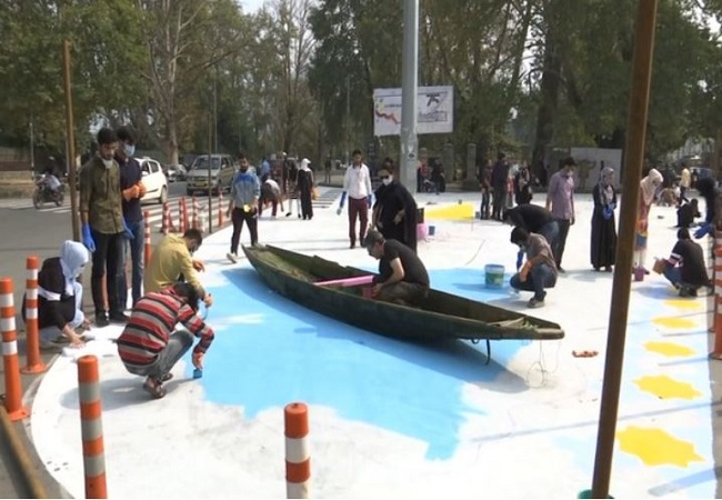 Students put up graffiti on Srinagar roads to beautify city