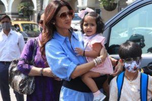 Shilpa Shetty goes off on vacation with family leaving husband Raj Kundra behind (PICS)