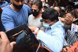 SRK mobbed outside Arthur road jail, here is how Pooja Bhatt, Sonu Sood & others reacted
