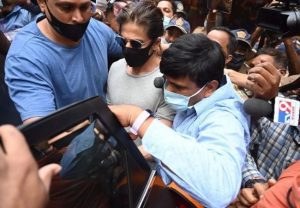 SRK mobbed outside Arthur road jail, here is how Pooja Bhatt, Sonu Sood & others reacted