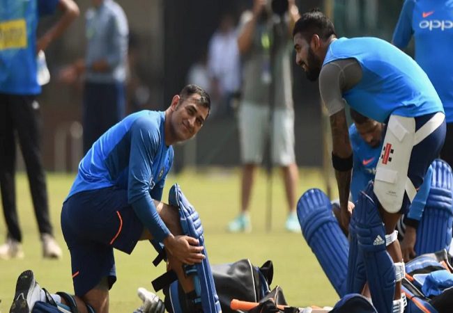 Pakistani anchor urges Dhoni to leave match against Pak, watch what Mahi replies