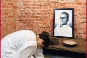 Kangana Ranaut pays tribute to Veer Savarkar by visiting his Kala Pani cell