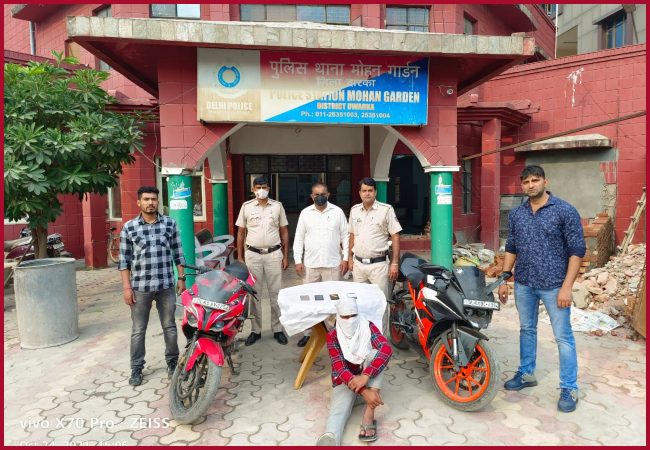 New Delhi: Delhi police has arrested two people including a minor at Delhi's Mohan Garden for snatching and stealing mobile phones and bikes respectively.  The police also recovered two stolen bikes and four mobile phones from their possession.  The accused have been identified as Alok (23), who is on a parole while the minor (17) is a Haryanavi singer and has two previous involvements in heinous crimes.  On October 21, 2021, the duo snatched a mobile phone from a woman at Mohan Garden.  A team was constituted under the leadership of Inspector Rajesh Kumar Maurya, Station House Officer (SHO) Mohan Garden.  This was successfully done under operation “Varchasv”, the team Mohan Garden embarked upon stemming the menace of snatching in & around Gurdwara Road, Peepal Road & Najafgarh Road.  The promptitude, vigilance & professionalism of team of PS Mohan Garden comprising ASI Krishan, ASI Manoj, Ct Ashwani, Ct Naresh & Ct Sandeep resulted in the arrest of the snatcher due(including one CCL).  About the incident:  In the recent past spate of snatching's took place in the above mentioned area, committed by bike borne duo---especially KTM bike. They used to ride in Dhoom Film style and had unleashed a terror.   In one such incident 0n 21.10.21 they snatched a mobile phone from one Ms Prachi, who later lodged an FIR.  Team Operation  A team comprising ASI Krishan, ASI Manoj, Ct Ashwani, Ct Naresh & Ct Sandeep was constituted under the leadership of Insp. Rajesh Kumar Maurya, SHO/Mohan Garden and overall supervision of ACP/Najafgarh. The CCTV footages of the place of incident and the route were thoroughly scanned and also shared with secret informers. On 24.10.21 the team succeeded in intercepting the (CCL) age 17 yrs at Vikrant Chowk, Mohan Garden along with stolen bike KTM DL-6SBC-4994 and snatched mobile phone. The bike was stolen from the Tilak Nagar. During further probe, co-accused Alok, age-23 years was also arrested and three more snatched mobile phones including one mobile phone in his possession. Another stolen Pulsar bike was also recovered.