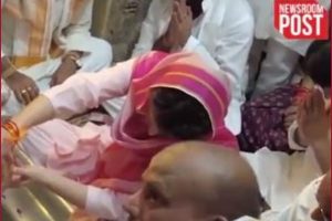 Varanasi: Priyanka Gandhi offers prayers at Kashi Vishwanath Temple
