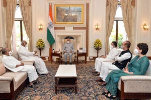 Five-member Congress delegation calls on President Kovind at Rashtrapati Bhavan
