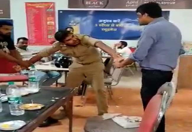 Video Video: Kanpur drunk men thrashed UP cop inside model shop, both arrested