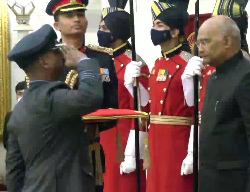 Delhi: Wing Commander (now Group Captain) Abhinandan Varthaman being accorded the Vir Chakra by President Ram Nath Kovind, for shooting down a Pakistani F-16 fighter aircraft during aerial combat on February 27, 2019.