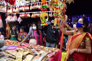 Markets witness heavy footfall ahead of Diwali, shopkeepers hope for better business this year