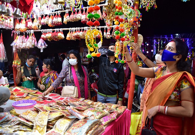 Markets witness heavy footfall ahead of Diwali, shopkeepers hope for better business this year