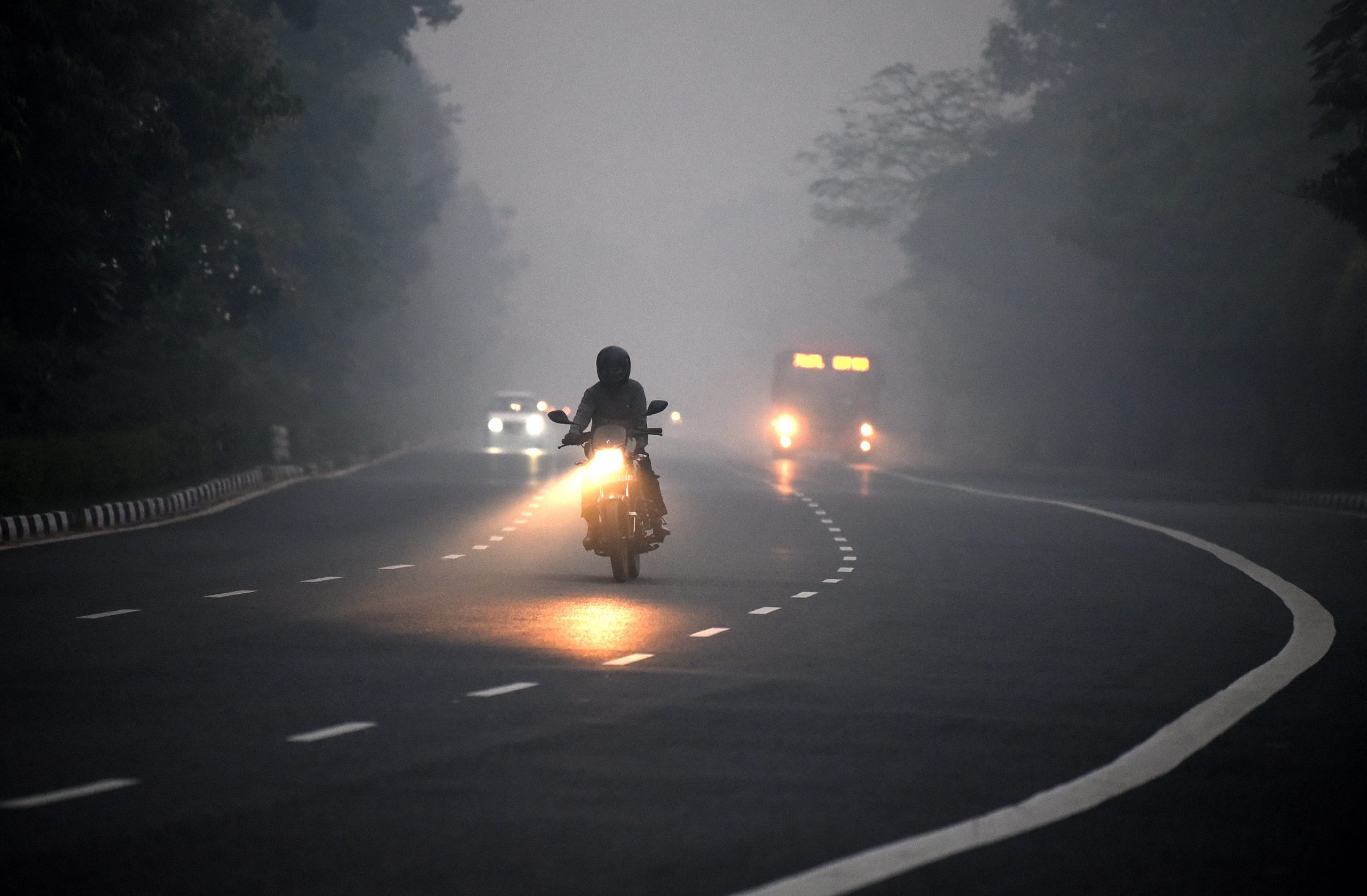 Delhi air quality further deteriorates, AQI slips to 386