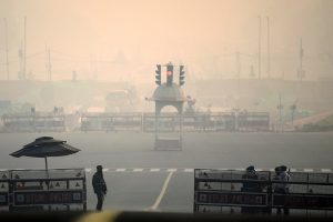 Thick smog covers Delhi sky; Overall air quality in ‘very poor’ category; See Pics
