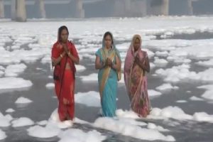 Chhath Puja: Devotees stand in toxic foam laden Yamuna to offer prayers [WATCH]