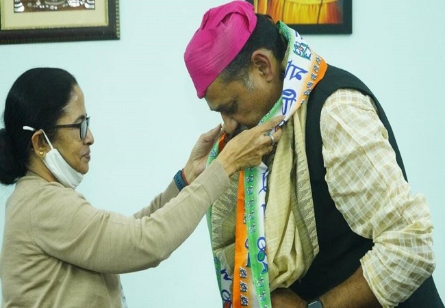 Kirti Azad joins TMC in Delhi, says personality like Mamata Banerjee needed to show country right direction
