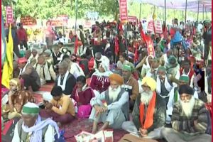 Farmers gather for Samyukt Kisan Morcha’s ‘Kisan Mahapanchayat’ in Lucknow (VIDEO)