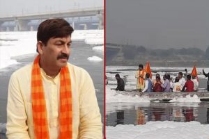 Manoj Tiwari rides boat in toxic foam-covered Yamuna, on Day 1 of Chhath (VIDEO)