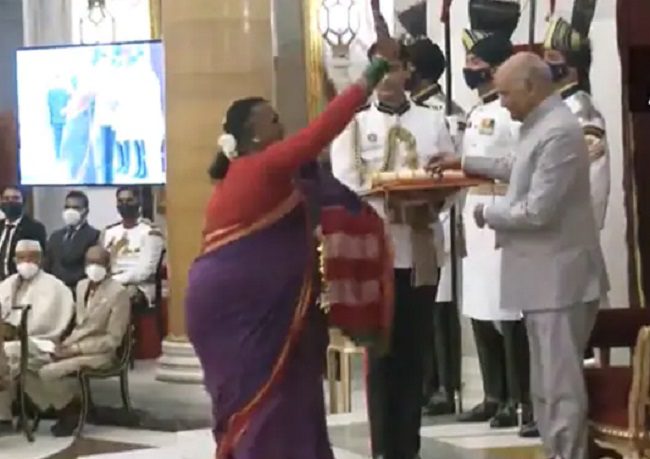 WATCH: Transgender folk dancer receives Padma Shri award, with a unique gesture (VIDEO)