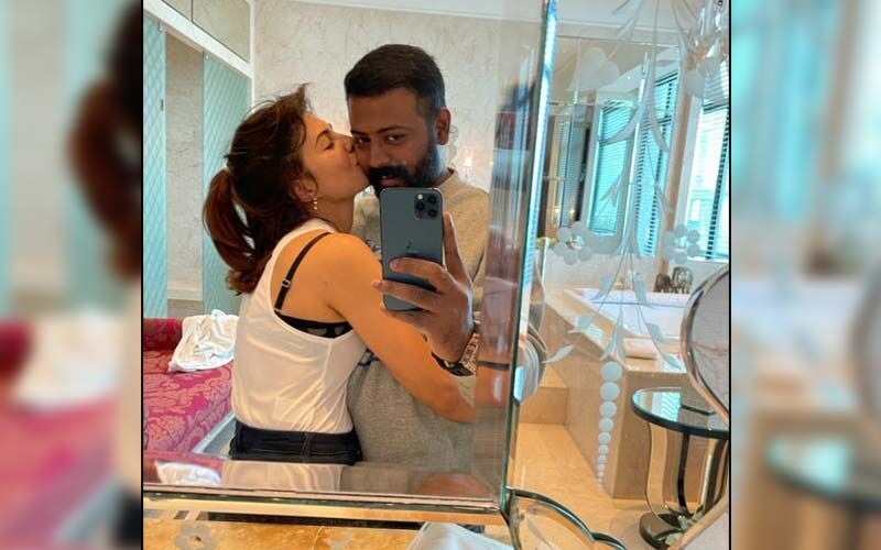 Jacqueline Fernandez kisses conman Sukesh Chandrasekhar in viral pic