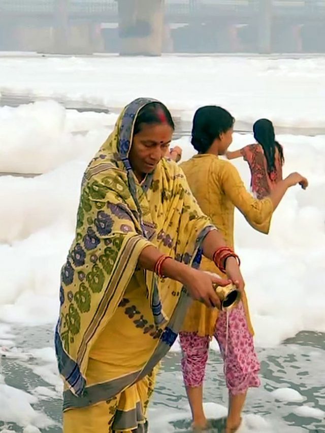 Devotees take dip in toxic Yamuna water on first day of Chhath Puja
