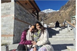 BFF goals: Janhvi Kapoor, Sara Ali Khan offer prayers at Kedarnath temple together