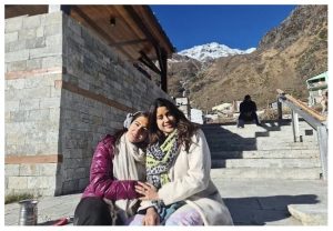 BFF goals: Janhvi Kapoor, Sara Ali Khan offer prayers at Kedarnath temple together