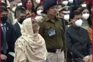 Heart Breaking! J&K Special Police Officer Bilal Ahmad Magray’s mother breaks down while receiving Son’s Shaurya Chakra