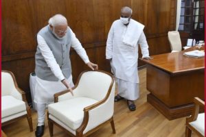 Twitterati praise PM Modi’s gesture while meeting Former PM H D Deve Gowda