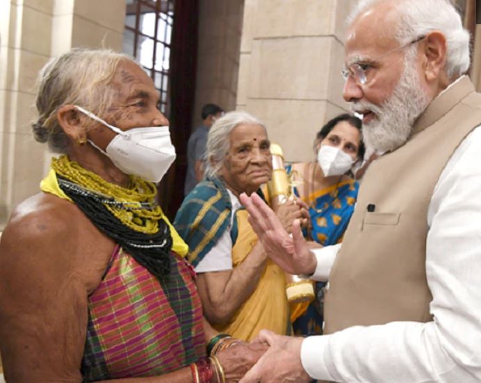 PM Modi with Padma Shri Tulasi Gowda in Rashtrapati Bhavan