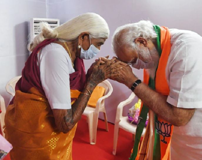 PM Modi taking blessing from 105 year old farmer and Padma Shri awardee Pappammal ji in Coimbatore