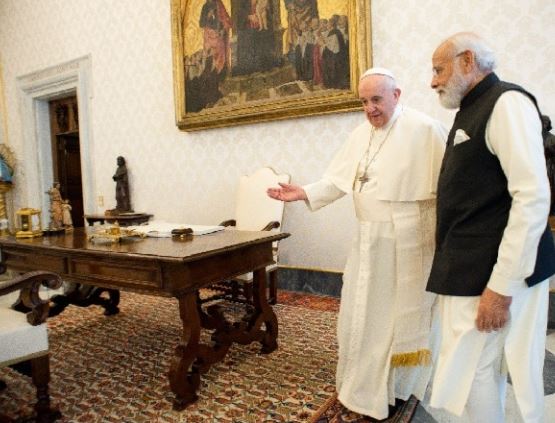 PM Modi being welcomed by Pope Francis in Vatican City