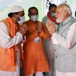 People greeting PM Modi during his visit to Sultanpur, Uttar Pradesh