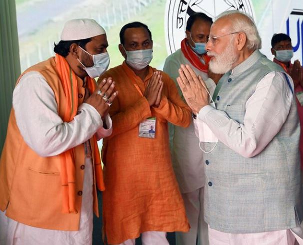 People greeting PM Modi during his visit to Sultanpur, Uttar Pradesh