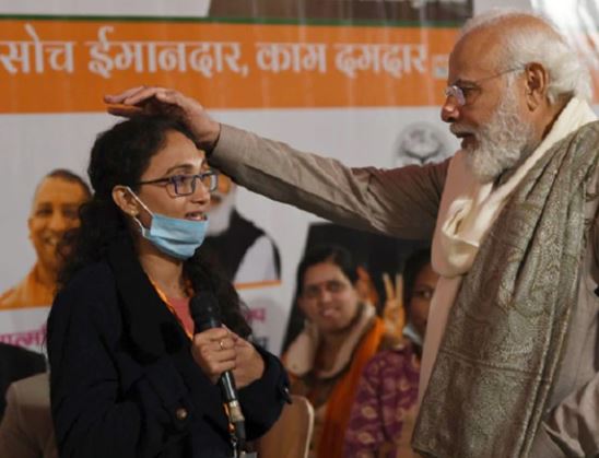 A touching moment during PM Modi’s interaction with beneficiaries of Government schemes at Kanpur