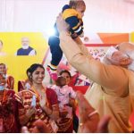 A beautiful moment during PM Modi’s interaction with beneficiaries of various government schemes at Prayagraj