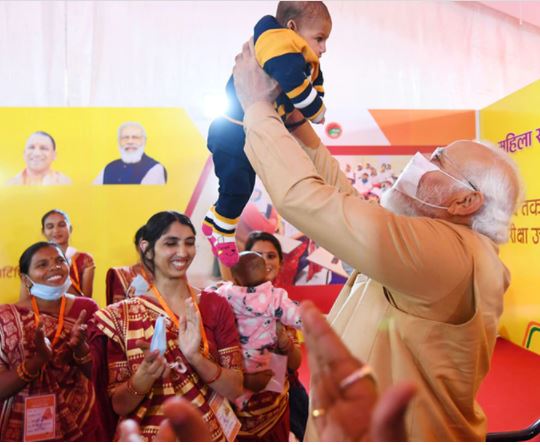 A beautiful moment during PM Modi’s interaction with beneficiaries of various government schemes at Prayagraj