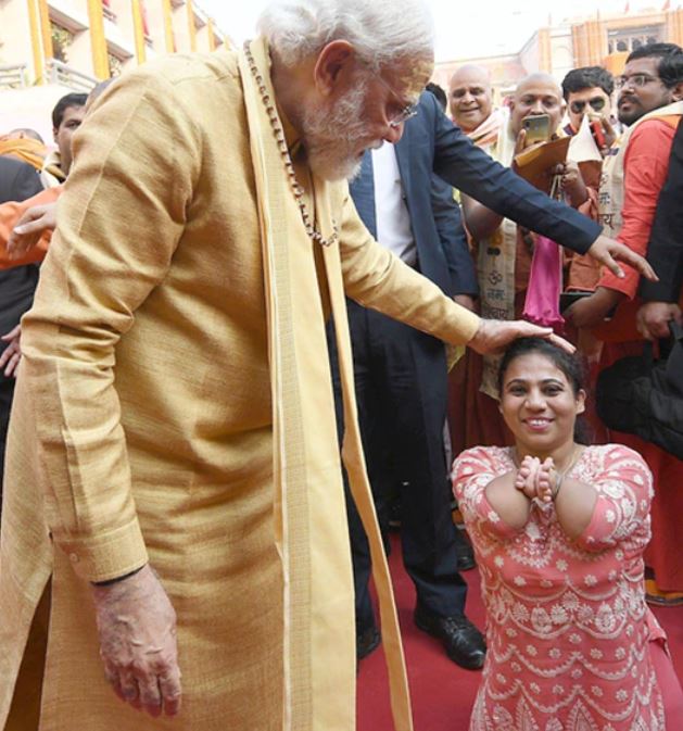 PM Modi with a Divyang in Varanasi
