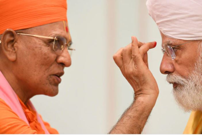 Acharya Shree Jitendriyapriyadasji Swamiji Maharaj, spiritual leader of Maninagar Shree Swaminarayan Gadi Sansthan blessing PM Modi