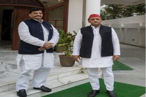 UP Polls: Chacha-bhatija tie-up final, Akhilesh & Shivpal Yadav stitch alliance for joint fight