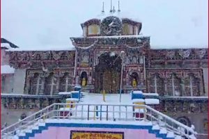 Uttarakhand: Badrinath shrine, hill station Auli receive fresh spell of snowfall`(VIDEO)