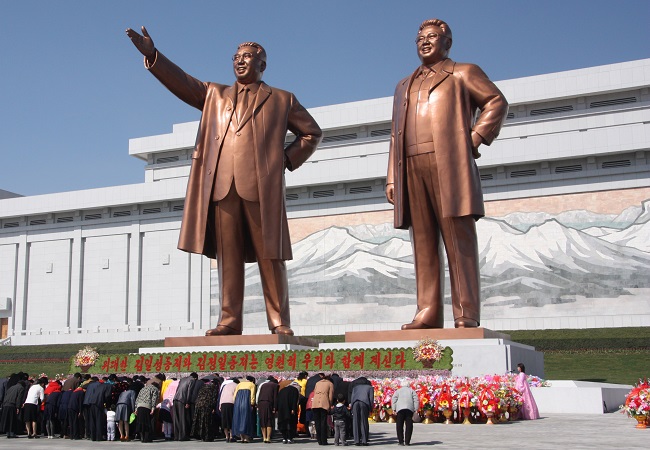 Kim Jong statues