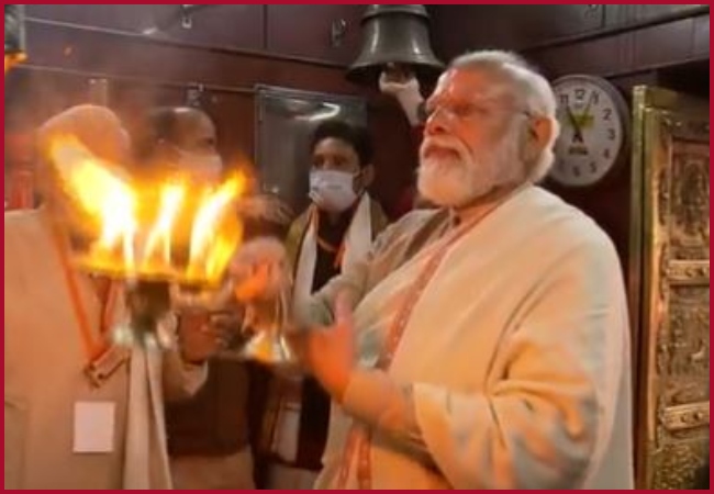 Varanasi: PM Modi offers prayers at Kaal Bhiarav temple (VIDEO)