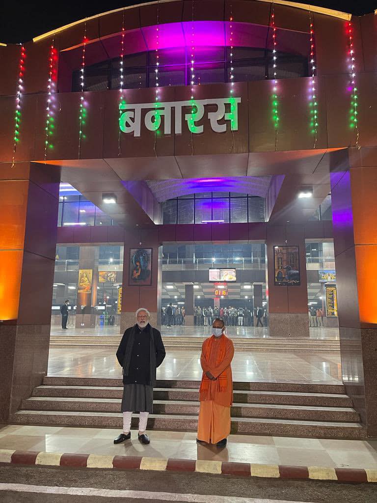 At 1:15am, Prime Minister Modi was inspecting the Banaras railway station along with Chief Minister Yogi Adityanath.