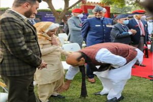 Rajnath Singh touches feet of 1971 war veteran’s wife at event in Delhi (VIDEO)