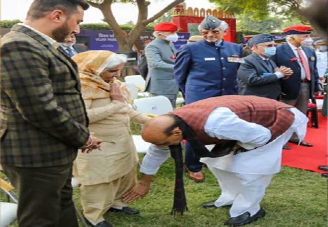Rajnath touches feet of war veteran's wife -
