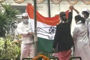 Congress Foundation Day: Party tricolor falls as Sonia Gandhi tries to unfurl it (WATCH)