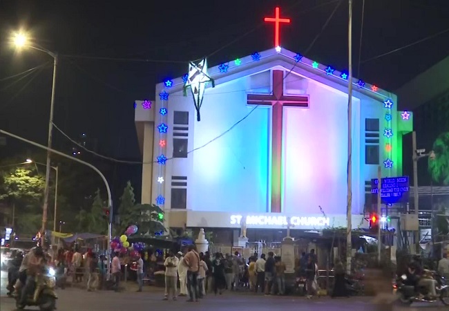 Maharashtra: With COVID restrictions in place, people offer Christmas prayers from church gate