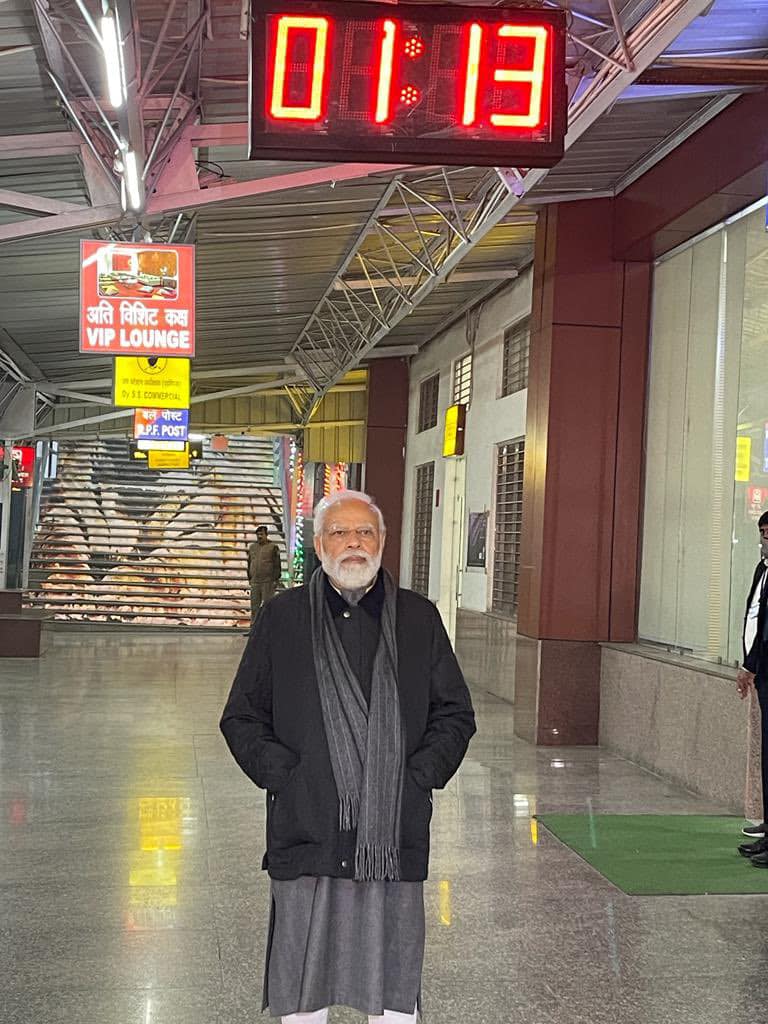 At 1:15am, Prime Minister Modi was inspecting the Banaras railway station along with Chief Minister Yogi Adityanath.