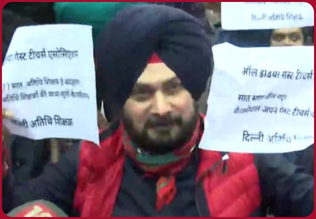 Navjot Singh Sidhu joins protesting teachers outside Delhi CM Kejriwal’s residence